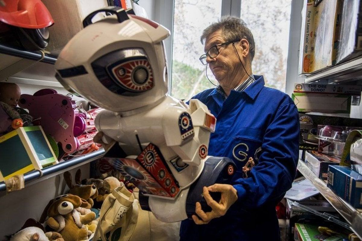 «Riparo quasi 50 giocattoli al giorno, mi sento il nonno di tanti bambini»