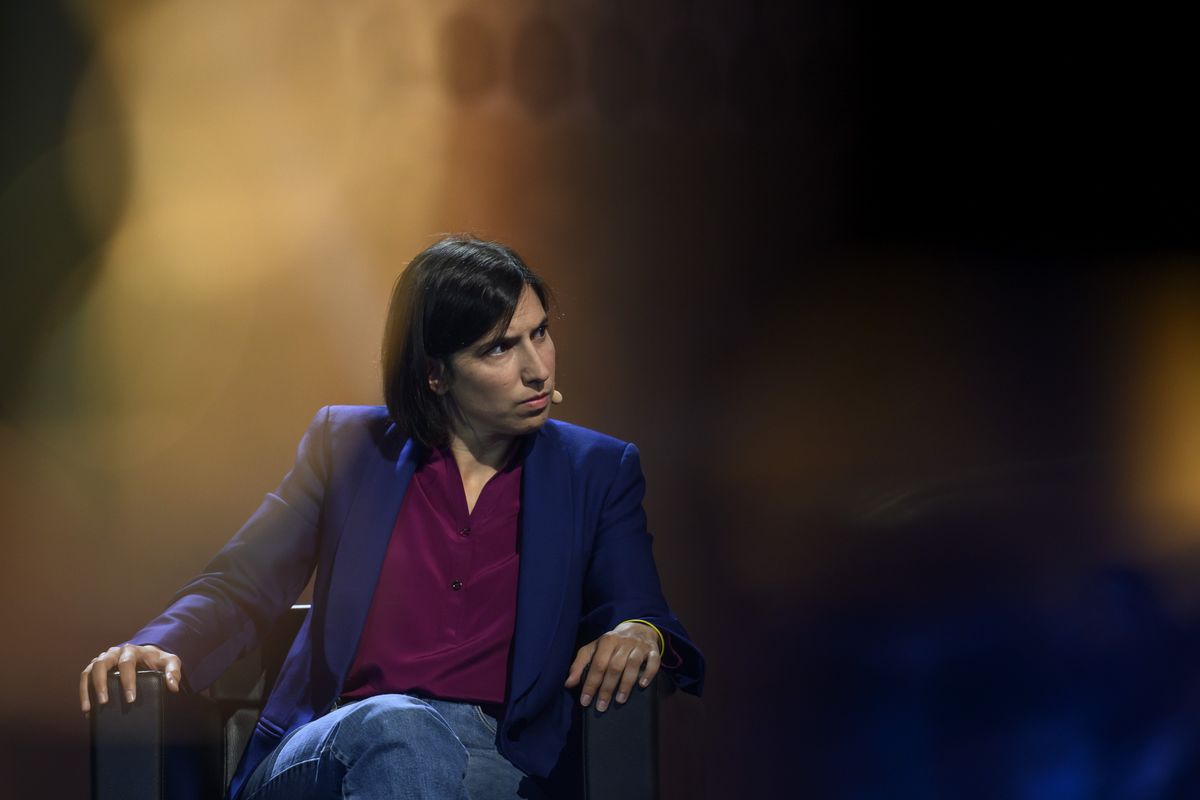 Il tir femminista travolge la sinistra. «Sì alla surrogata reato universale»