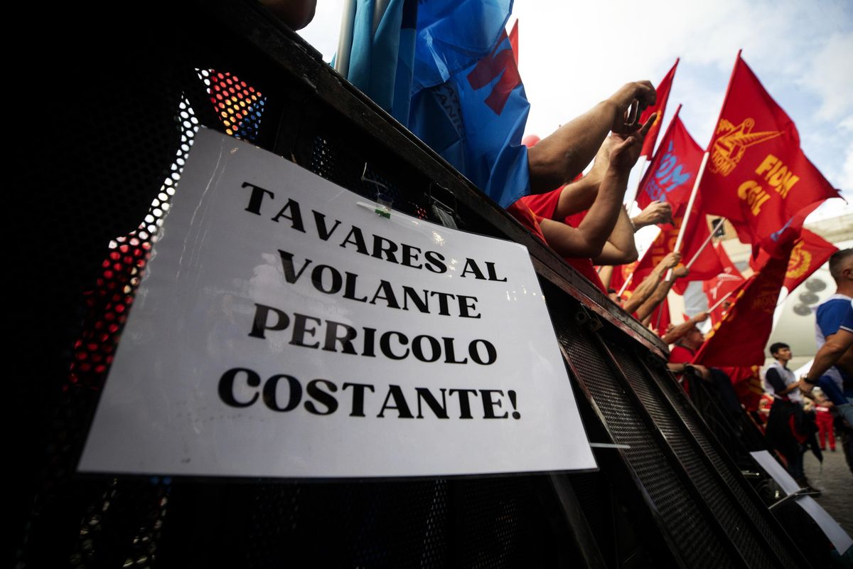 In 20.000 in marcia contro Stellantis. C’è anche Conte che lodava la fusione