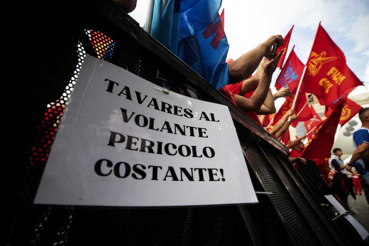 In 20.000 in marcia contro Stellantis. C’è anche Conte che lodava la fusione