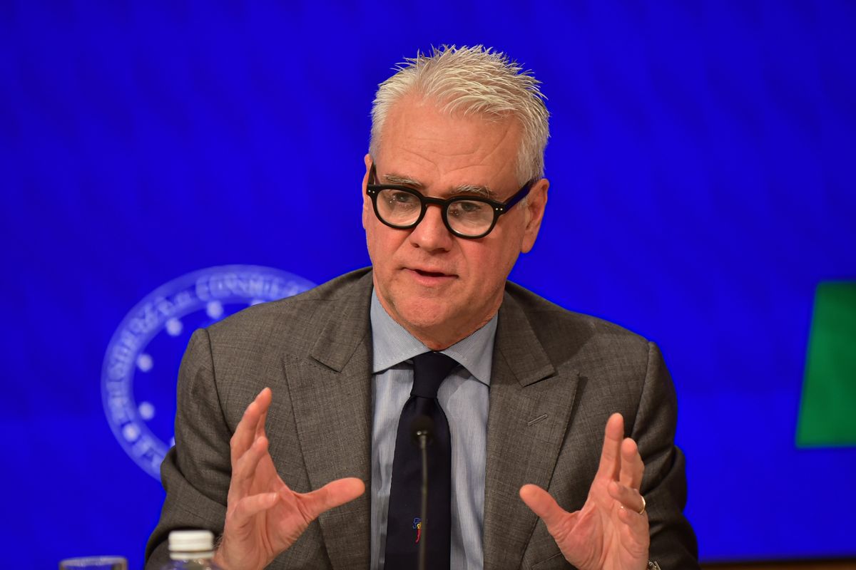 Sbagliato pagare meno i manager pubblici