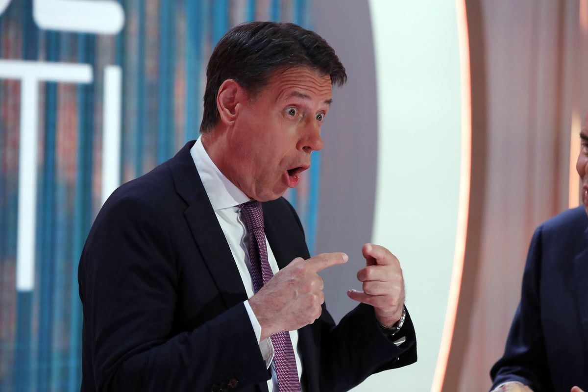 Conte: «Difendo i medici, sono eroi». Ma nel 2020 li incolpava dei contagi