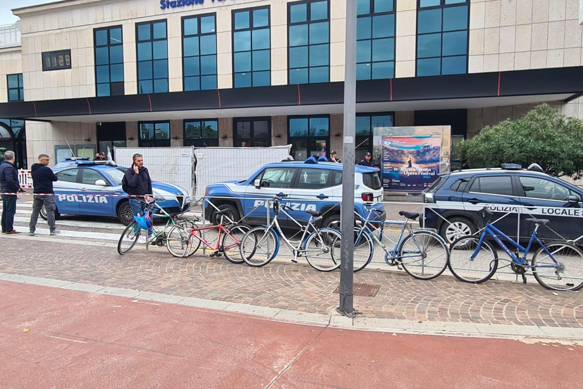 Un africano sfascia vetrine e aggredisce con il coltello: poliziotto spara e lo uccide