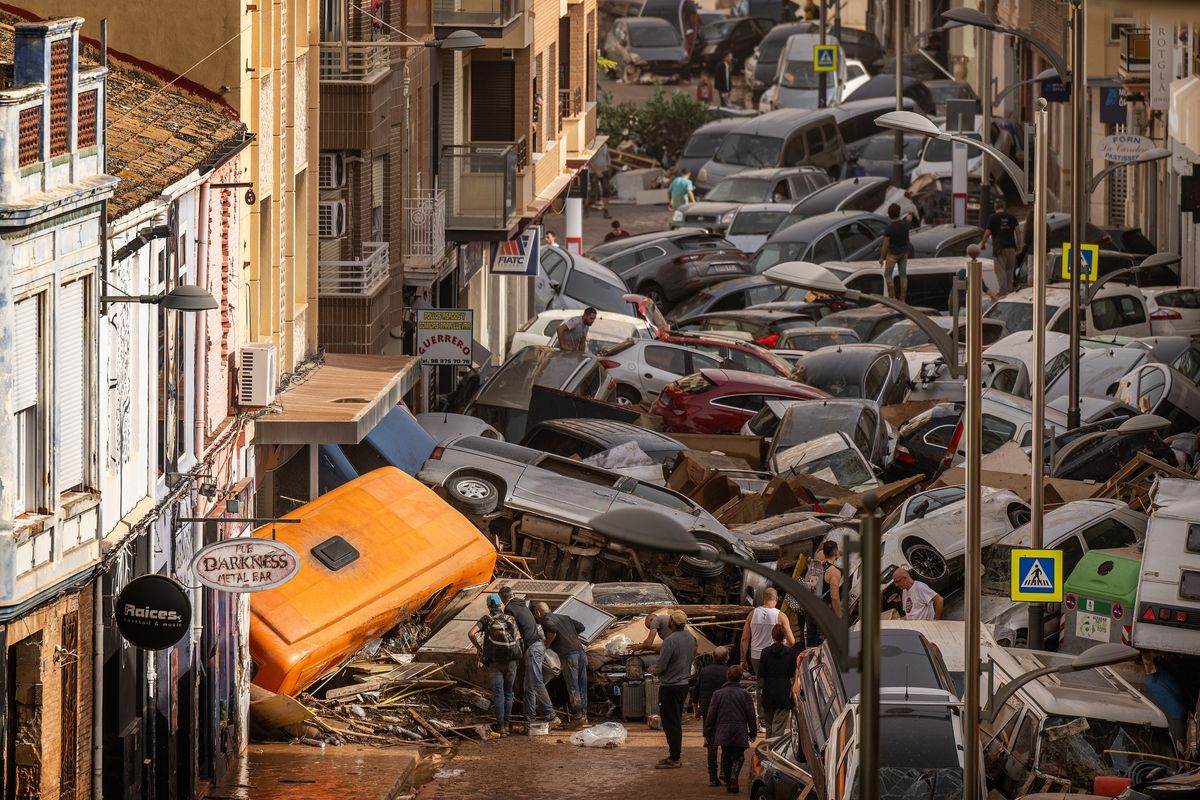 Apocalisse d’acqua devasta Valencia. Allerta in ritardo, almeno 95 vittime