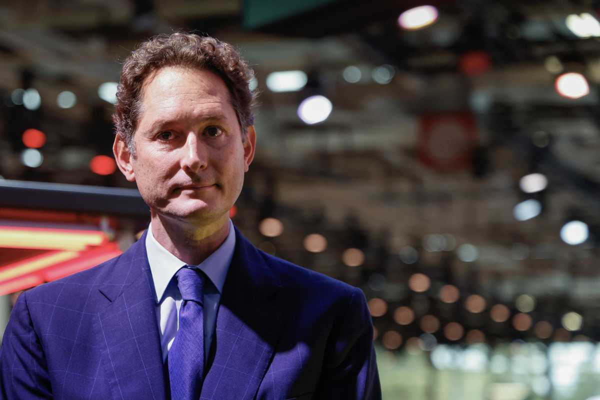 Elkann scappa e manda «pizzini» alla Meloni