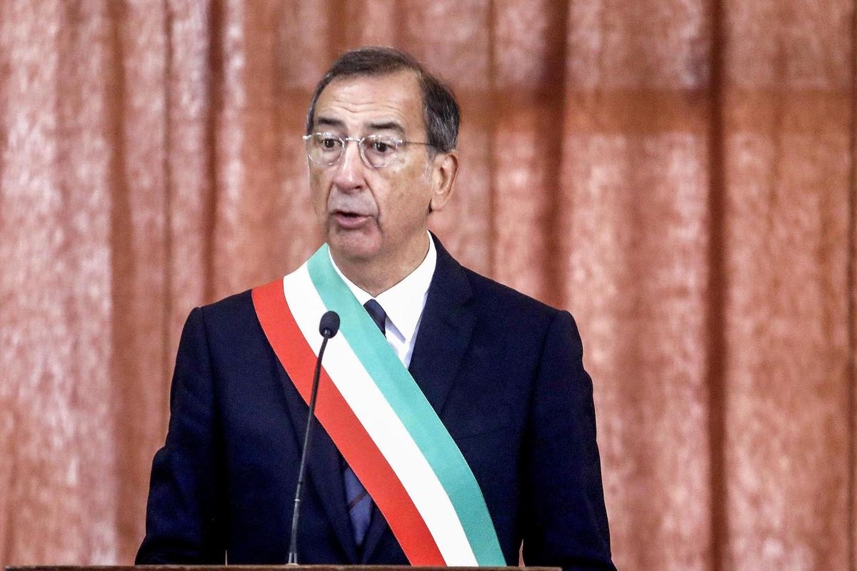 Sala va a caccia di soldi e chiede di raddoppiare la tassa di soggiorno