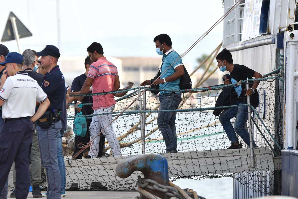 Migranti, Fi si schiera con grillini e radicali