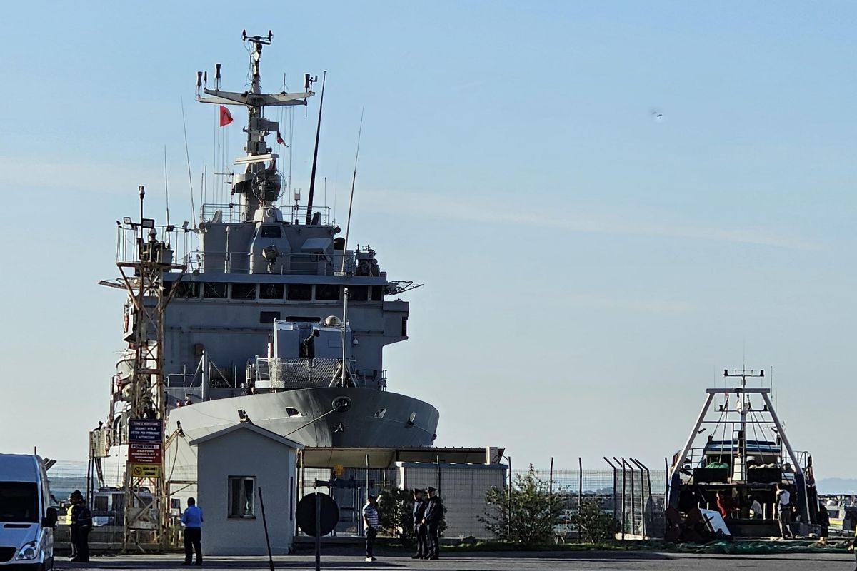 Altri sbarchi, la Libra a Lampedusa