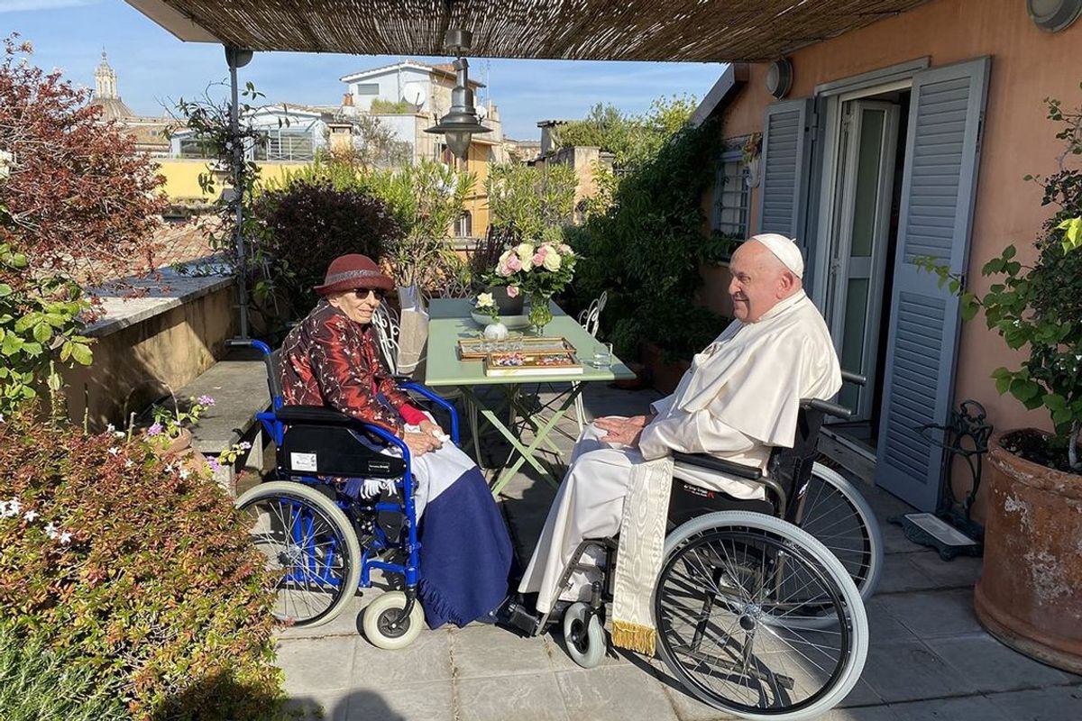 Francesco in visita a casa Bonino: «Un esempio di libertà e resistenza»