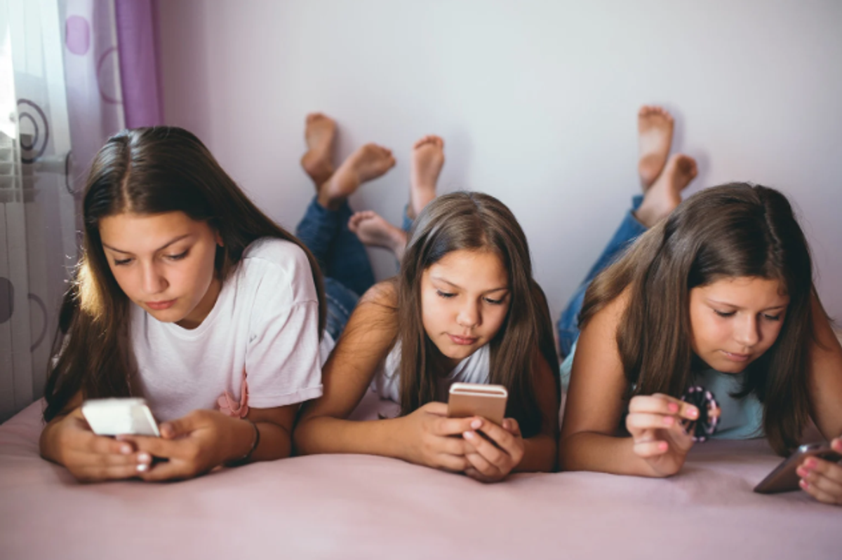 australia social media, girls looking at phones, teens smartphones