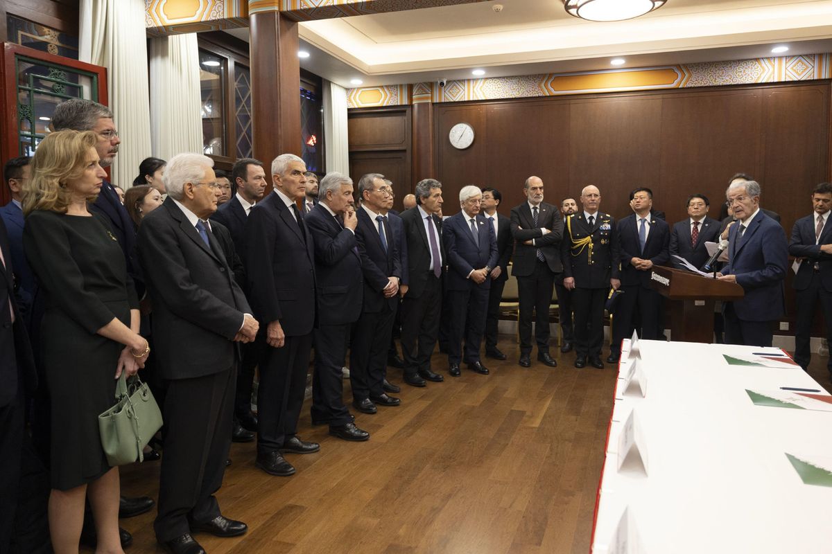 Mattarella, Elkann e Prodi: vertice d’opposizione in Cina