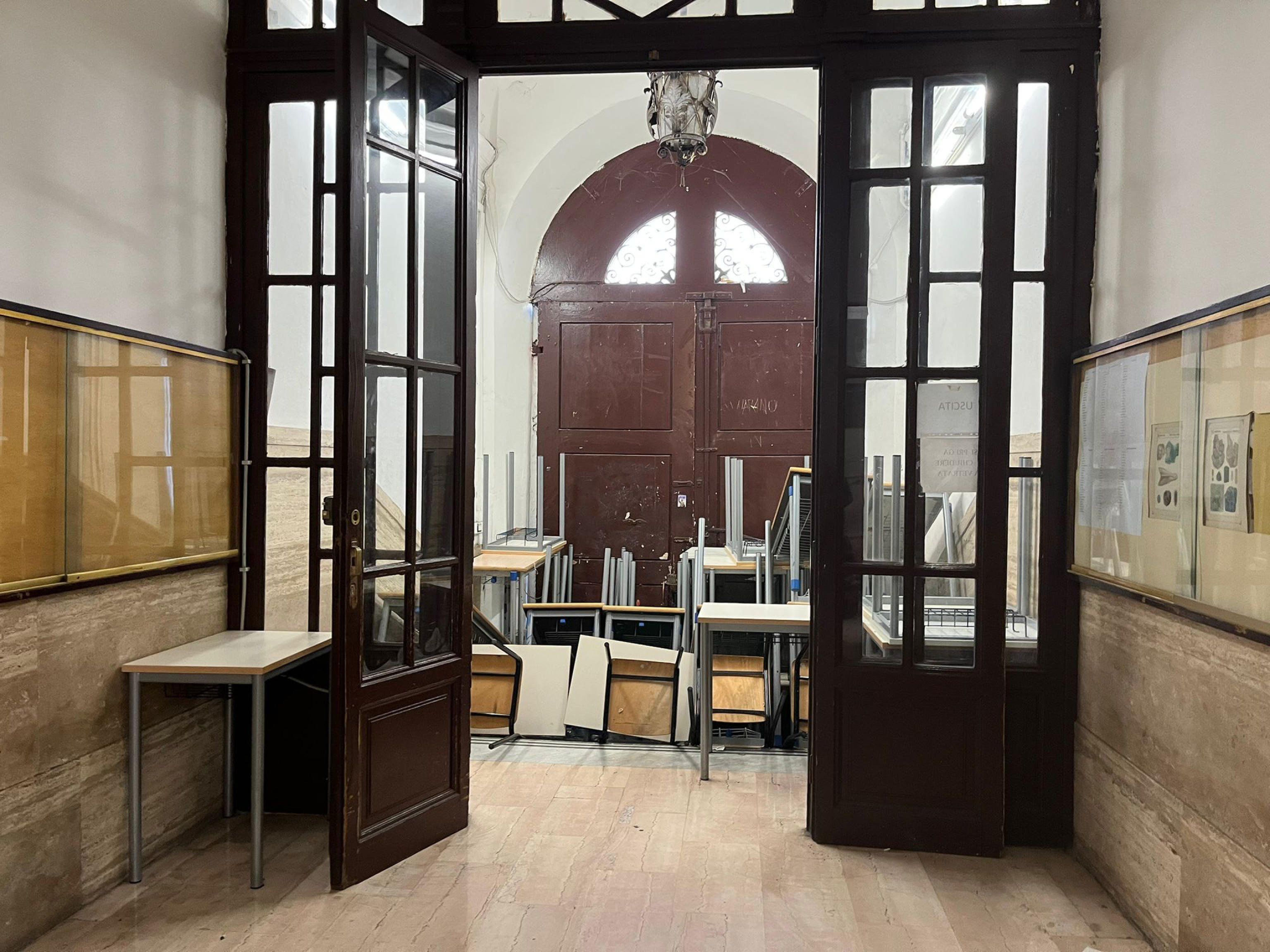 Liceo occupato, la preside fischietta