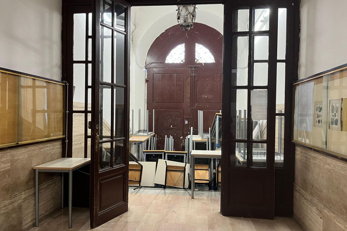 Liceo occupato, la preside fischietta