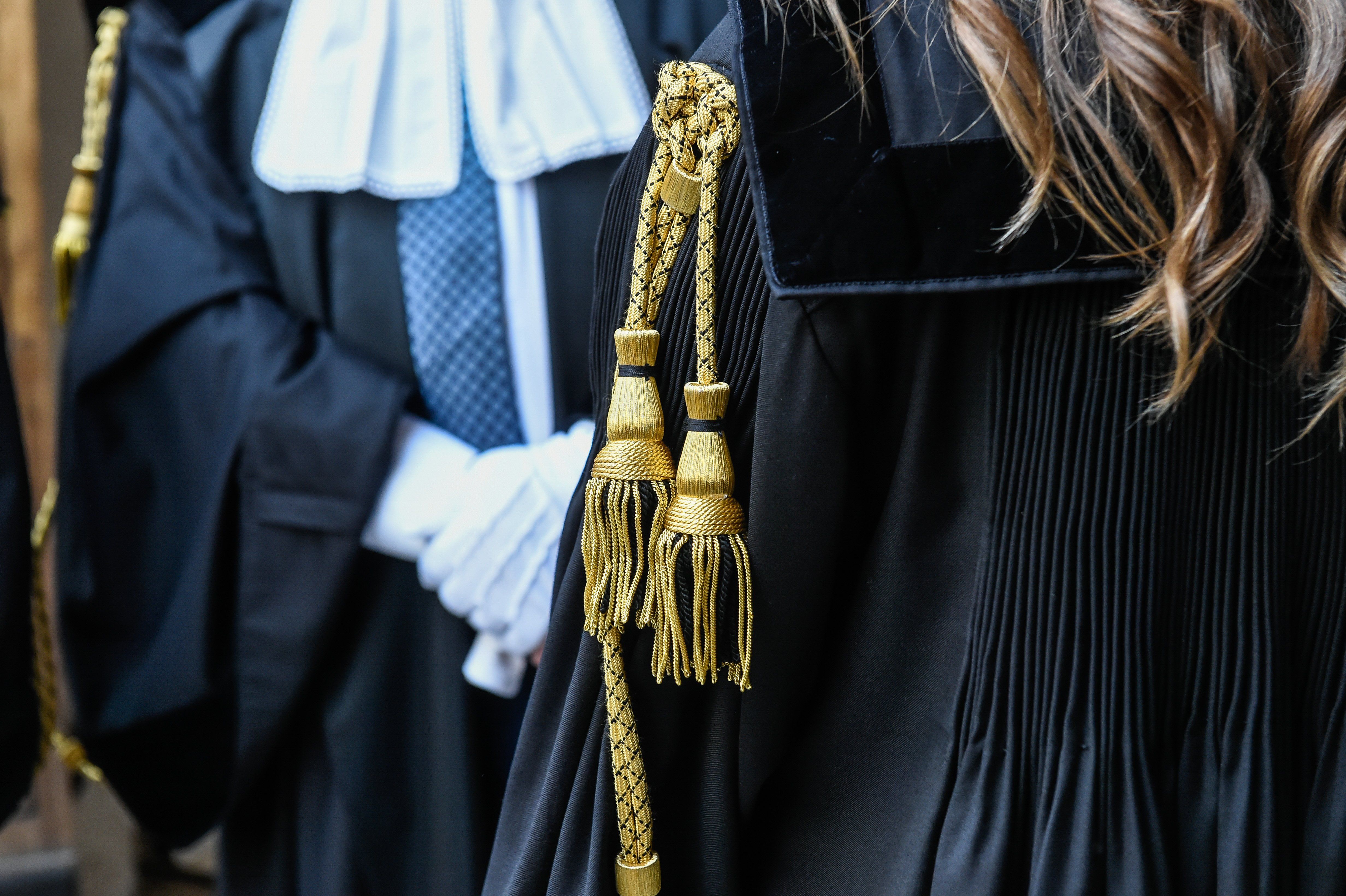 La nuova guerra dei giudici al governo per smontare la legge sulla surrogata