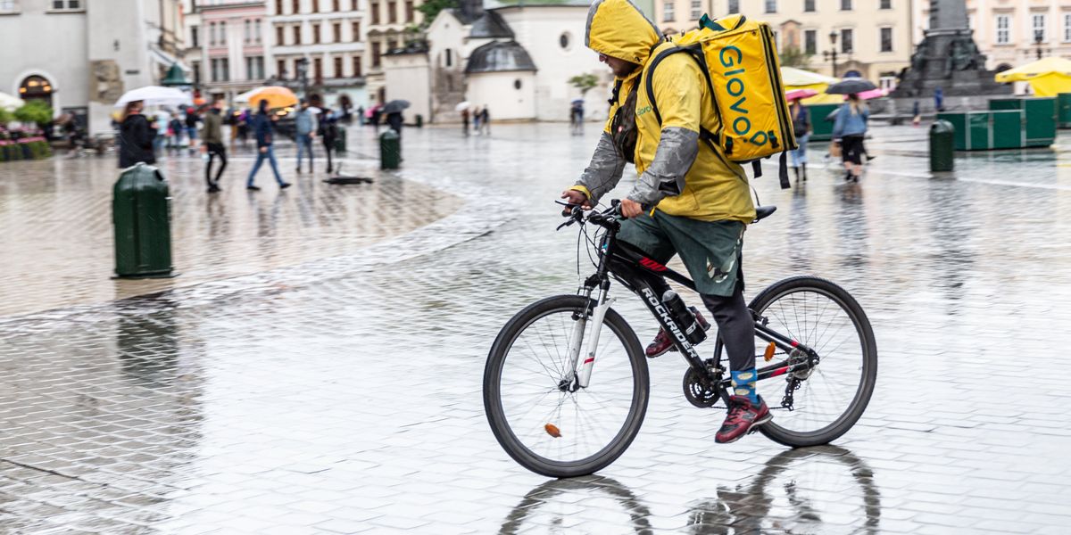 La ricetta dem per i rider: vietare «le corse» se piove ma togliergli gli altri diritti