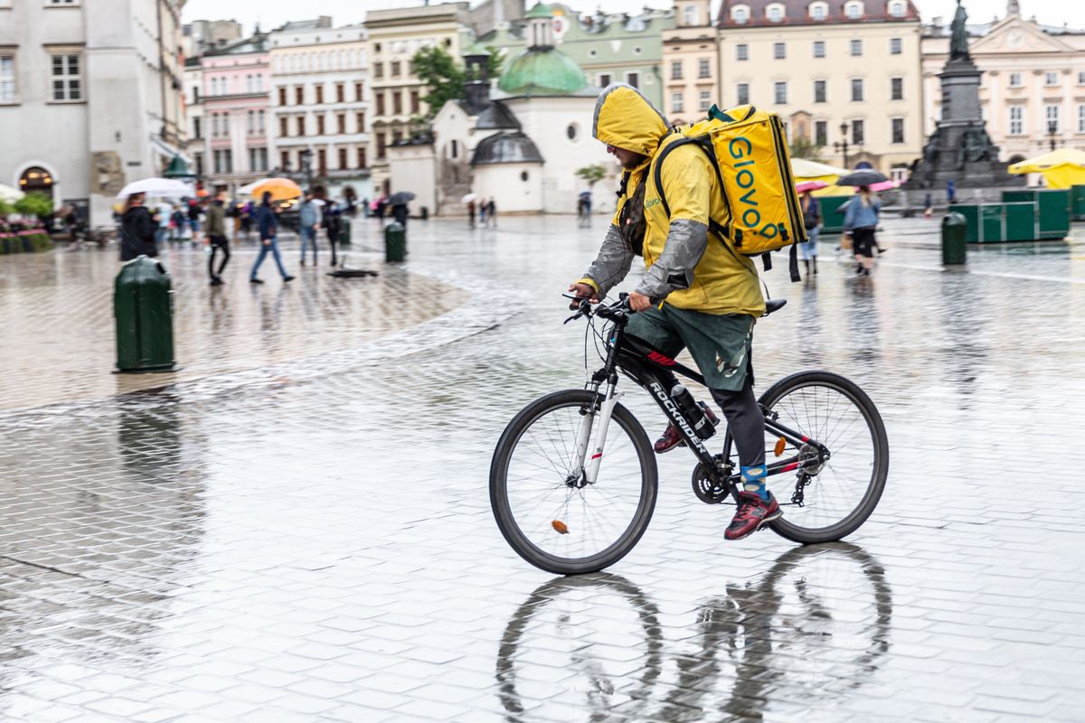 La ricetta dem per i rider: vietare «le corse» se piove ma togliergli gli altri diritti