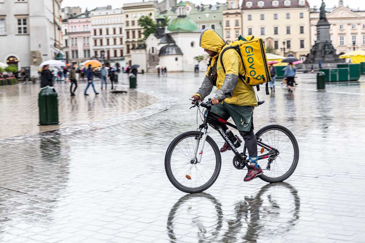 La ricetta dem per i rider: vietare «le corse» se piove ma togliergli gli altri diritti