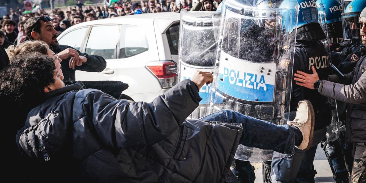 Torino, 20 agenti in ospedale per i cortei contro la Meloni. La polizia incolpa la sinistra