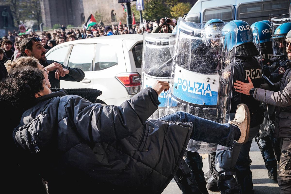 Torino, 20 agenti in ospedale per i cortei contro la Meloni. La polizia incolpa la sinistra