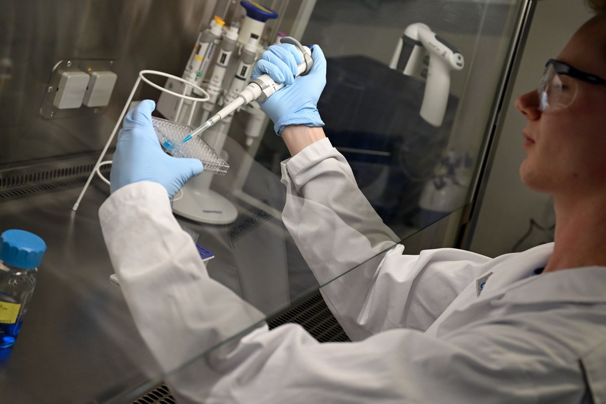 Lo studio finanziato dal ministero: vaccini a mRna inefficaci e inadatti per i fragili