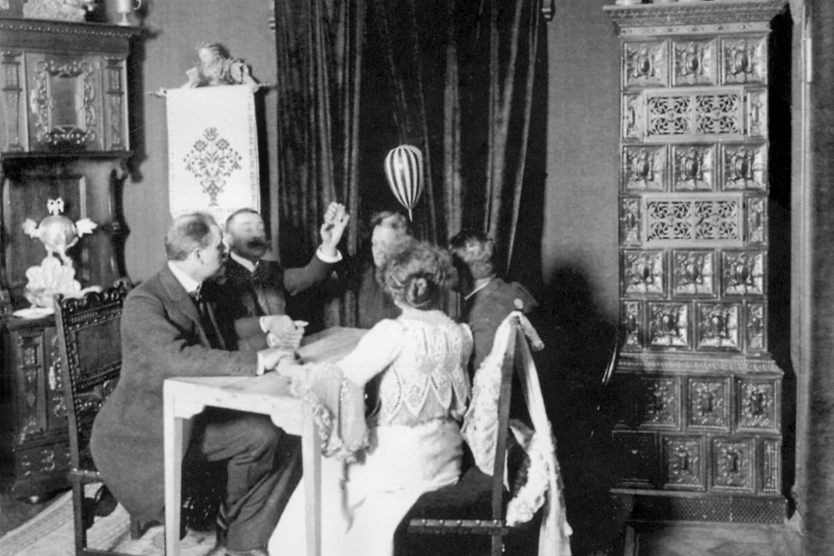 Eusapia Palladino: la medium analfabeta che fece vacillare il positivismo scientifico