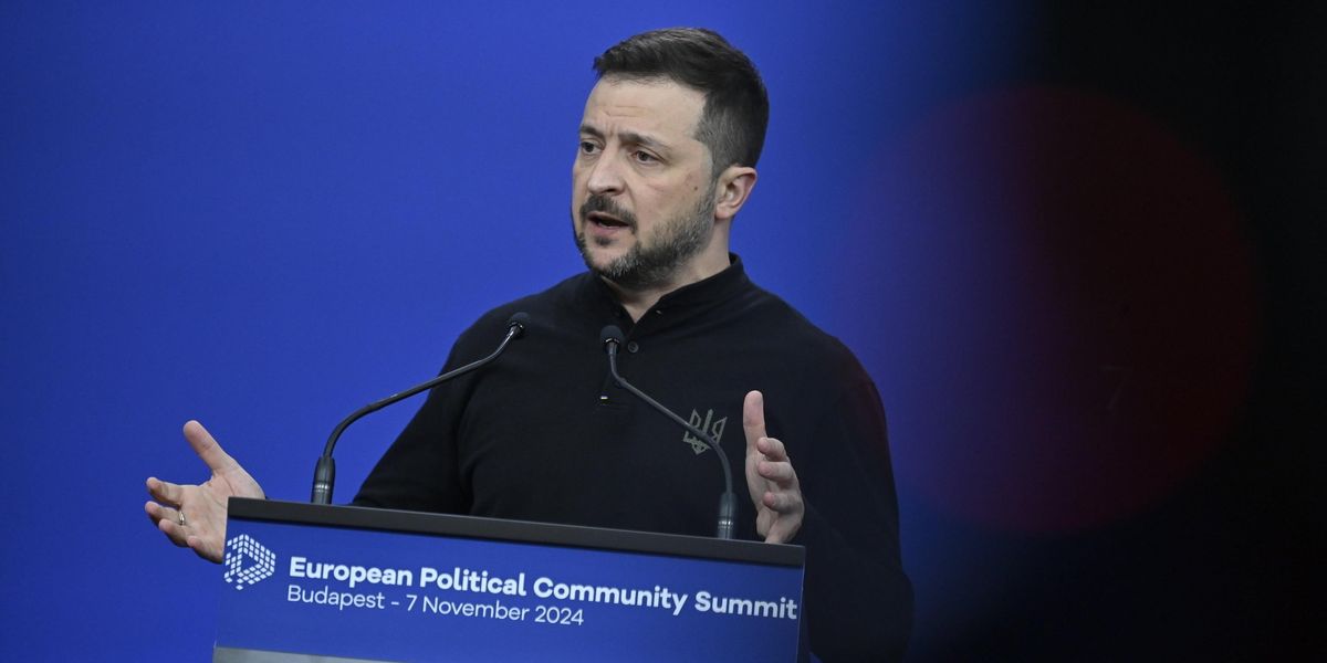 Zelensky: «Facciamo finire il conflitto nel 2025. Abbiamo avuto poche armi»