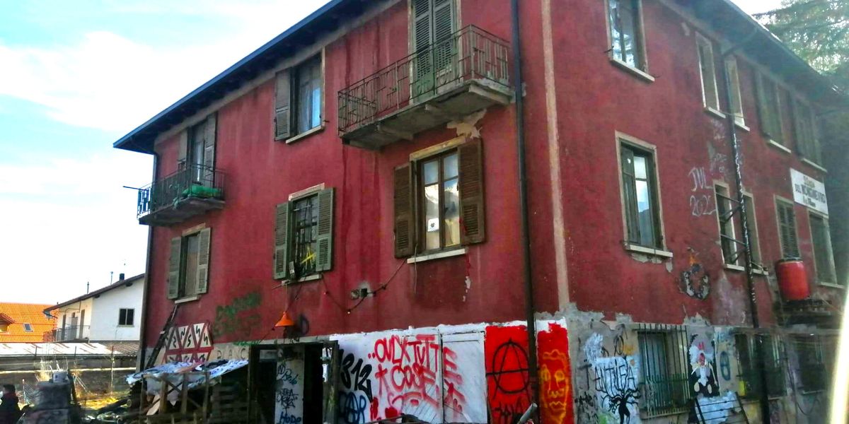 Anarchici occupano un edificio per darlo ai clandestini: assolti