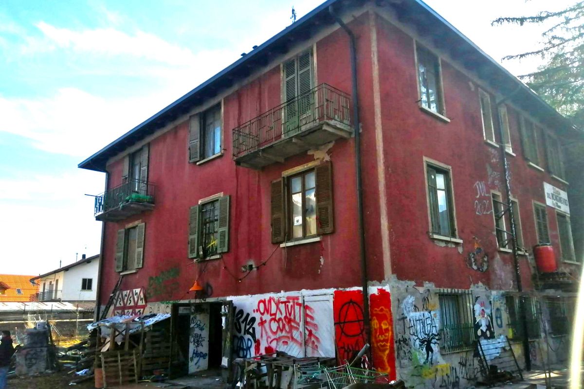 Anarchici occupano un edificio per darlo ai clandestini: assolti