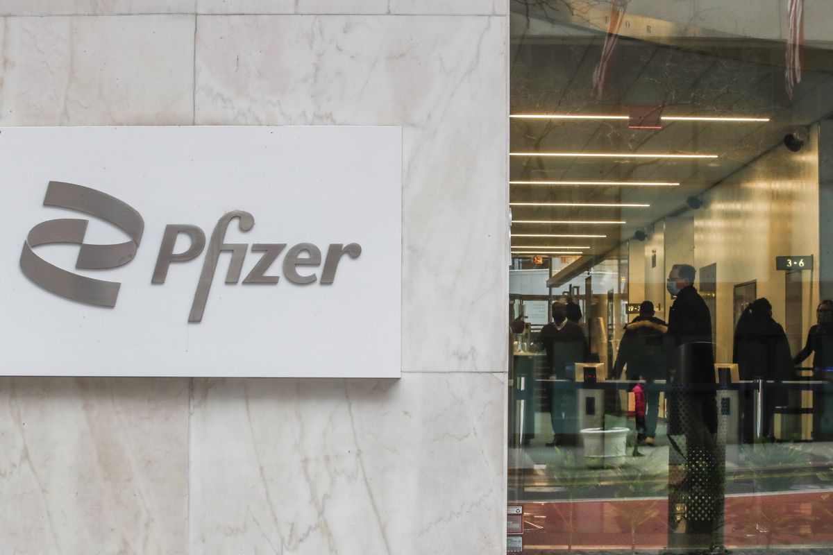 Pfizer censurò i contratti sui vaccini e ora si finge paladina della verità