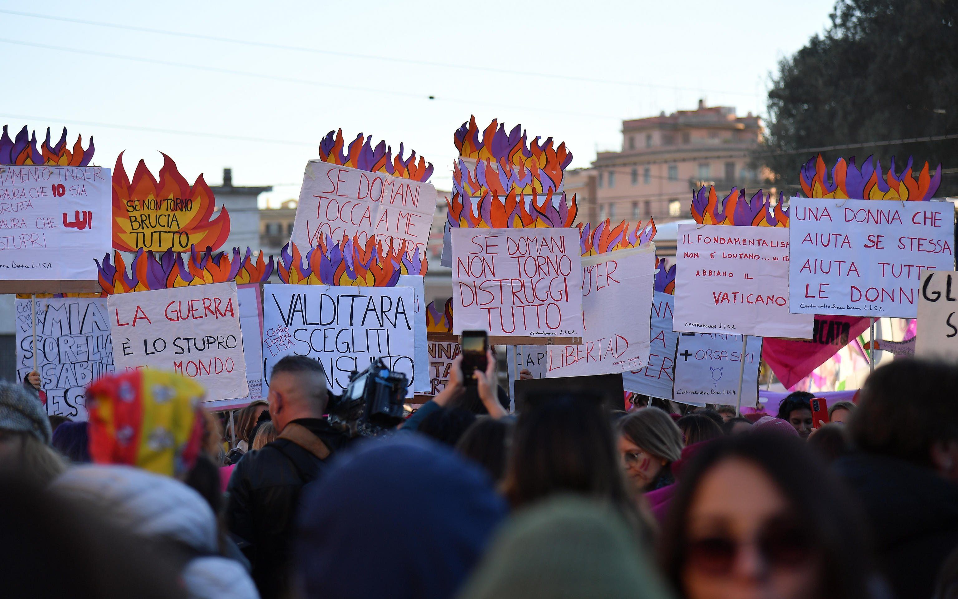 Roma, al corteo delle femministe bruciata la foto di Valditara