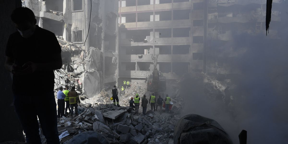 Israele bombarda ancora Beirut. Hamas: «Un ostaggio ucciso dai raid»