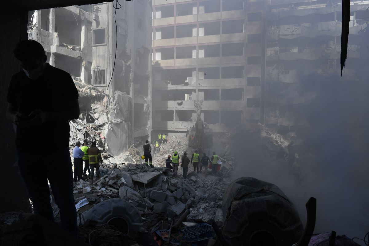 Israele bombarda ancora Beirut. Hamas: «Un ostaggio ucciso dai raid»