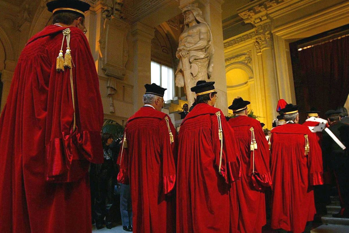 Per tenersi i fortini rossi i giudici inventano scuse