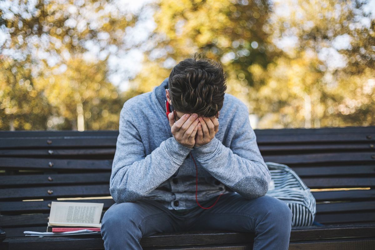 «Lecito chiudere le scuole per Covid». Ma ora è record di giovani depressi