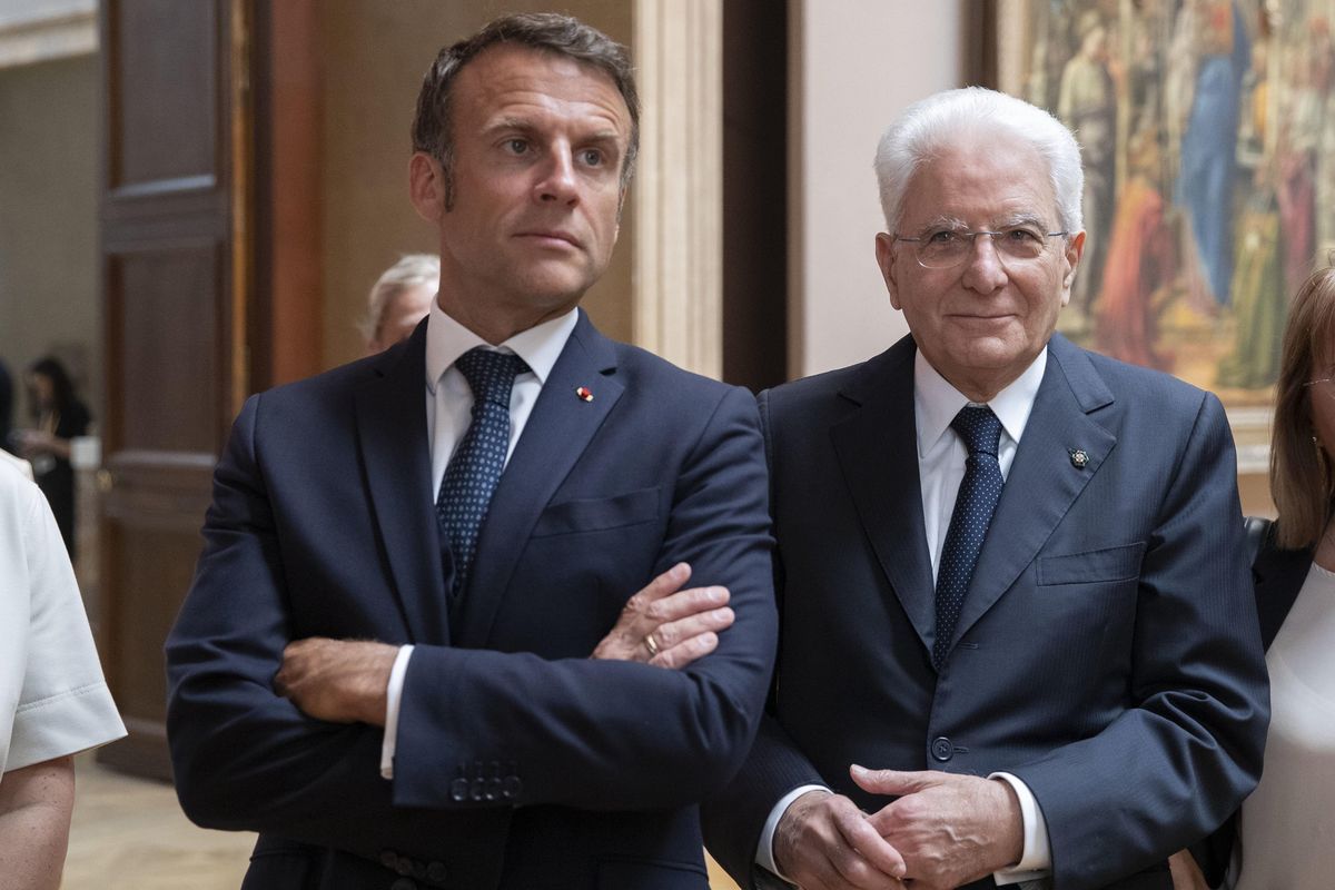 Mattarella snobba ancora la Scala per correre alla corte di Macron