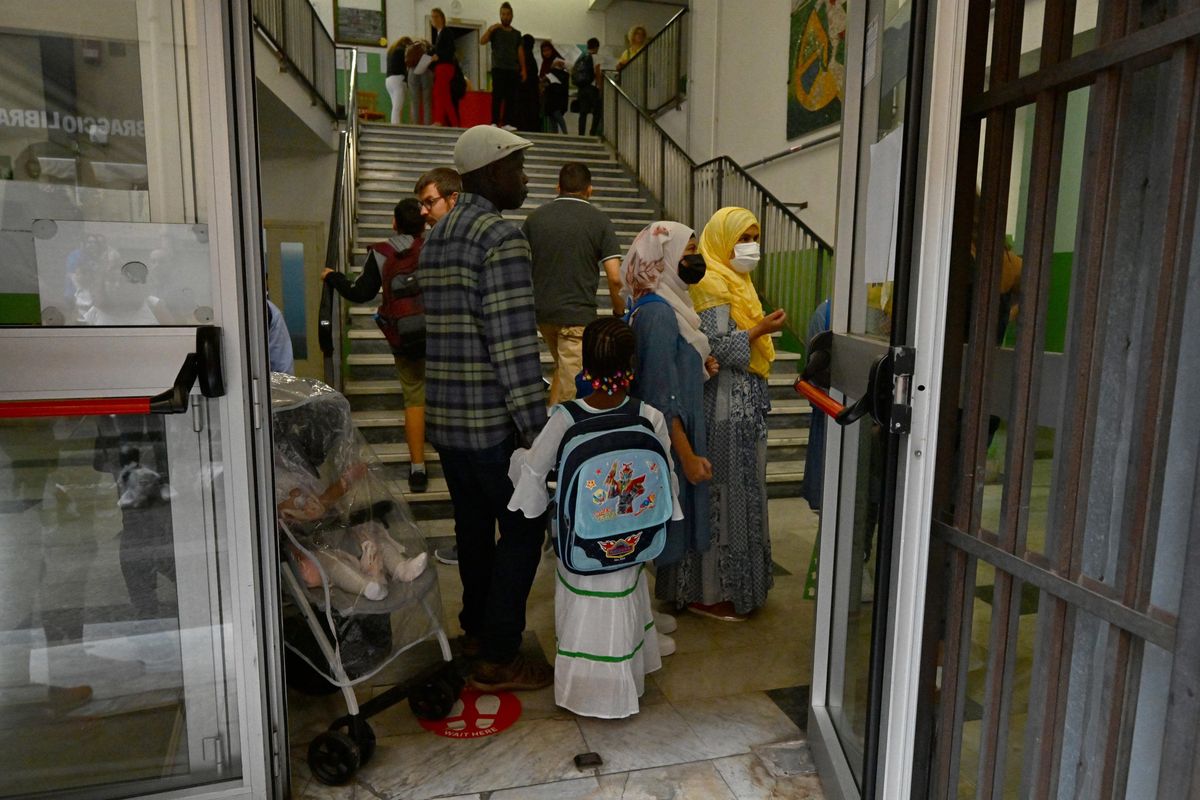 Altro che fare lo ius scholae: tagliamo le cittadinanze facili