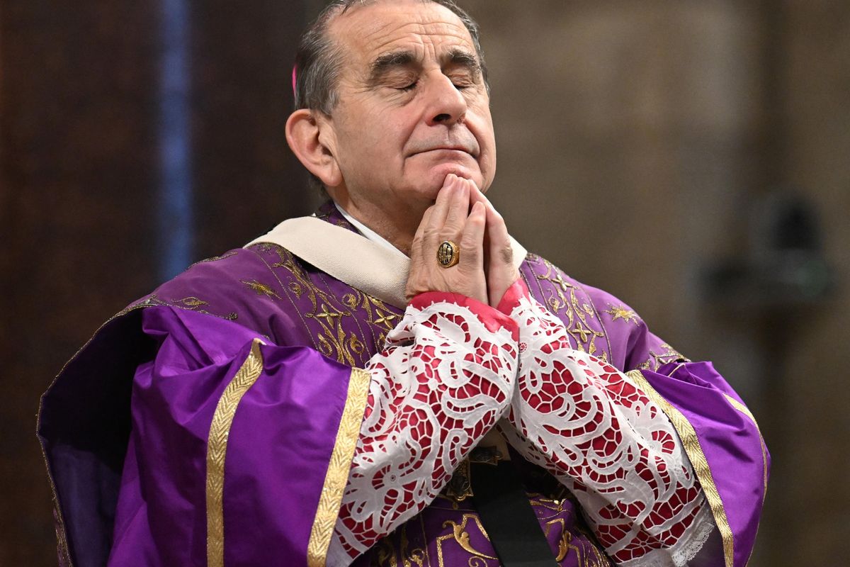 Il vescovo di Milano fa il gioco dei dem: porgere la guancia a bulli e teppisti