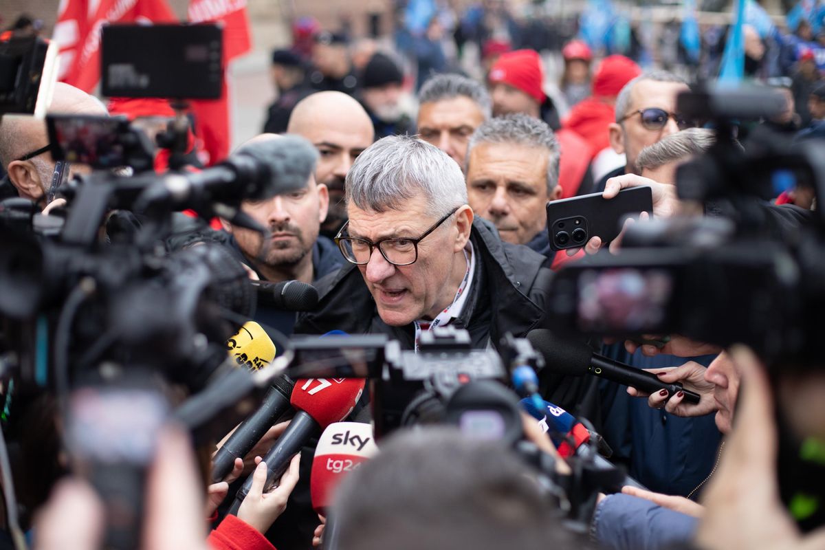 Gli italiani licenziano Landini