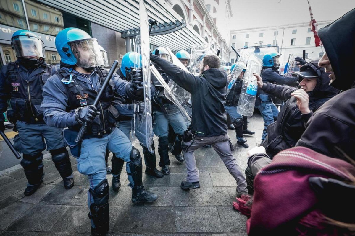 A Torino facinorosi contro gli agenti