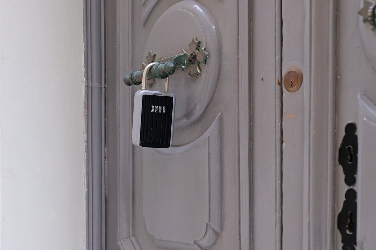 Affitti brevi, maggioranza spaccata. La Lega: «È una battaglia sbagliata»