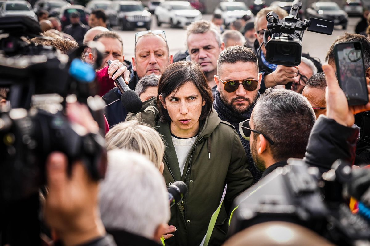 Schlein sfila a Pomigliano per accusare il governo dei disastri che Stellantis ha fatto grazie ai dem