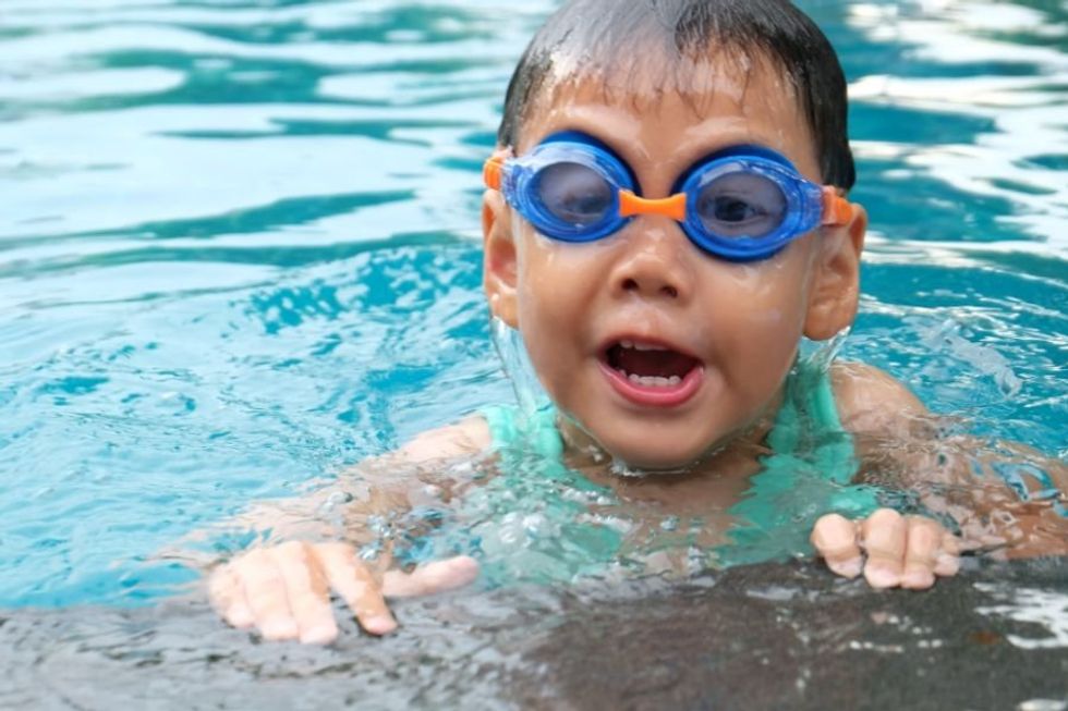 Toddler falls into pool and becomes his own hero thanks to survival swimming classes