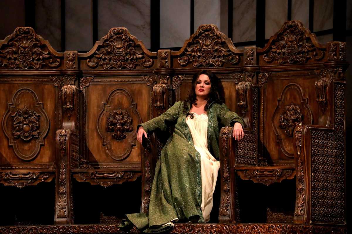 Milano riabbraccia la forza di Verdi. Fischi per la Netrebko: «È russa»