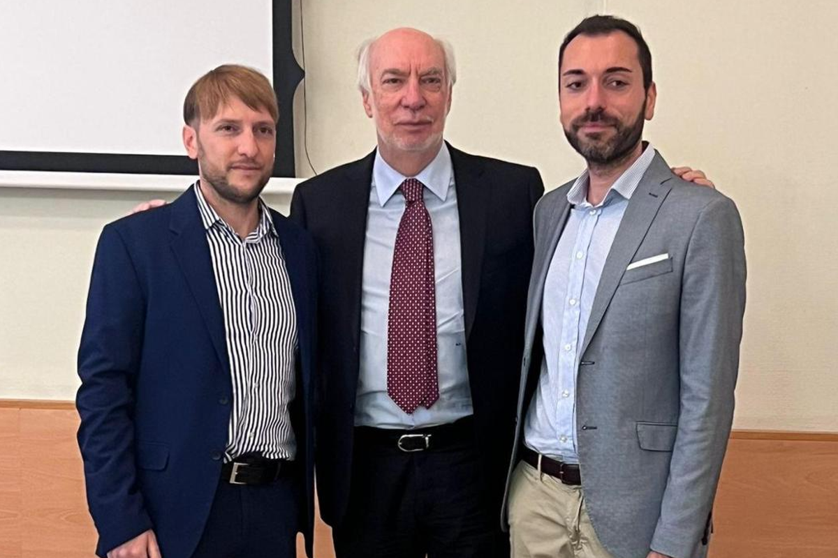 Dopo aver affittato un utero i due gay tornano in Italia e si atteggiano pure da eroi