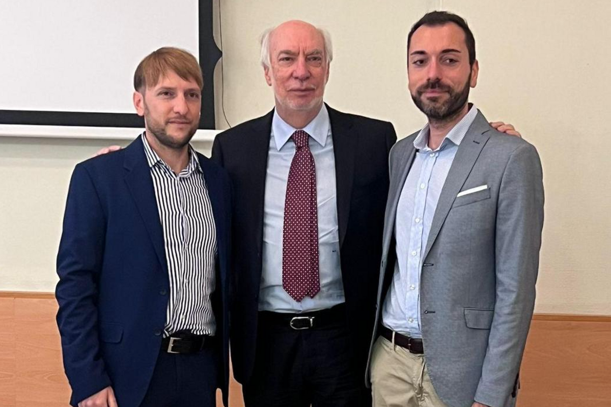 Dopo aver affittato un utero i due gay tornano in Italia e si atteggiano pure da eroi