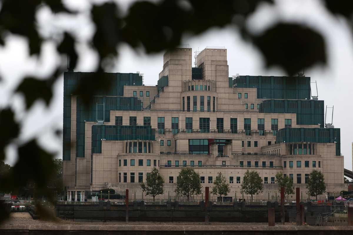 Altro delirio woke in Uk: stop agli 007 bianchi