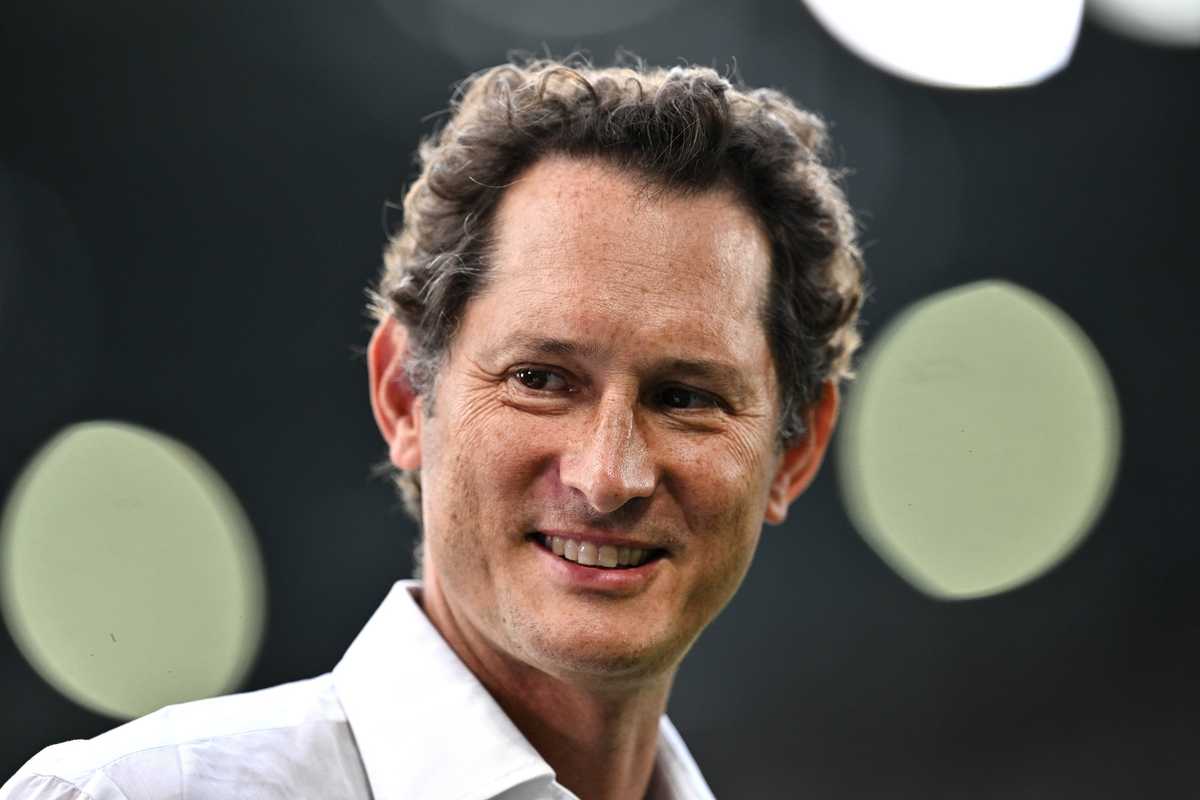Fatto fuori il capro espiatorio Elkann prende il timone: dietrofront sull’auto verde