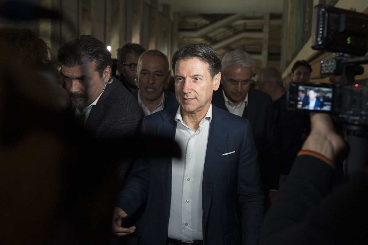 Grillo fa il funerale ai 5 stelle. Conte & C. trafficano sul voto