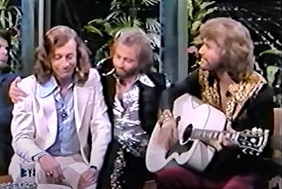 The Bee Gees’ flawless harmonies left Johnny Carson speechless in this acoustic performance