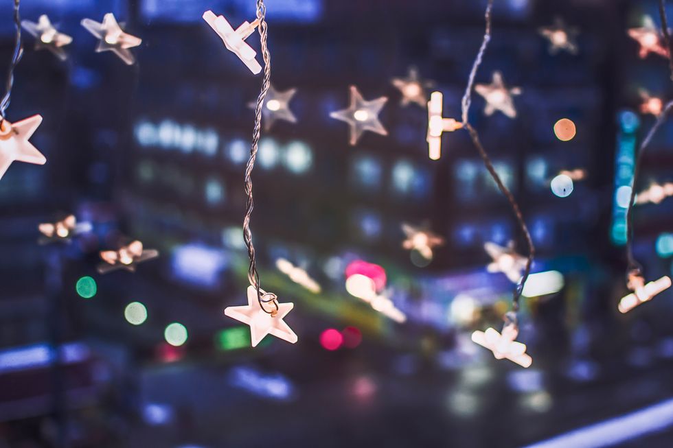 After wife's Alzheimer's diagnosis man decorates every house on their block for joyous final memories